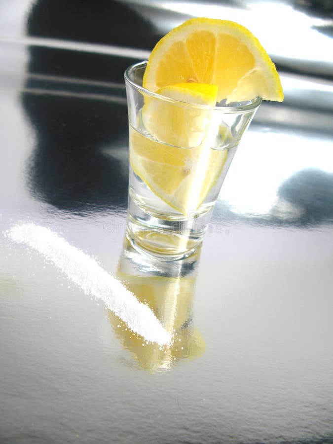 Tequila die met citroen en zout is ontsproten stock foto's Tequila die met citroen en zout is ontsproten stock foto's