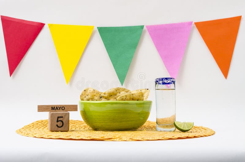 Tequila e guacamole para a celebra??o de Cinco de Mayo Tequila e guacamole para a celebra??o de Cinco de Mayo
