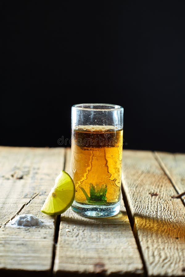 Tequila Avec Un Citron Et Un Sel Image stock Image du liège