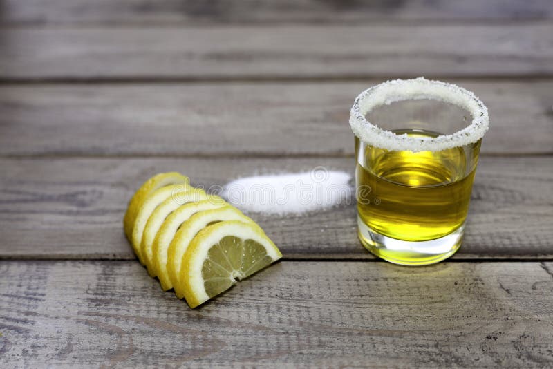 Tequila Geschossen Mit Zitrone Und Salz Stockbild - Bild von klumpen ...