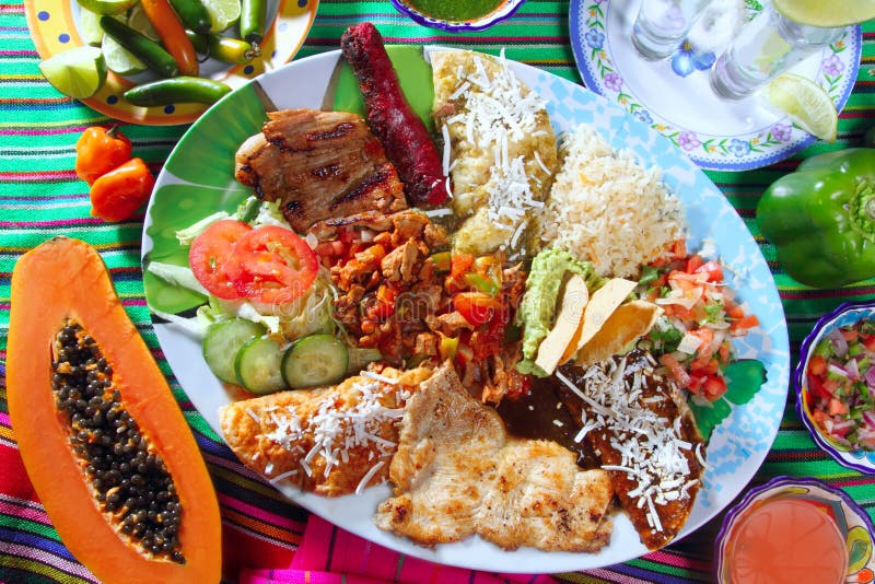 Tequila mexicain de papaye de sauces à /poivron de paraboloïde de nourriture photo stock Tequila mexicain de papaye de sauces à /poivron de paraboloïde de nourriture photo stock