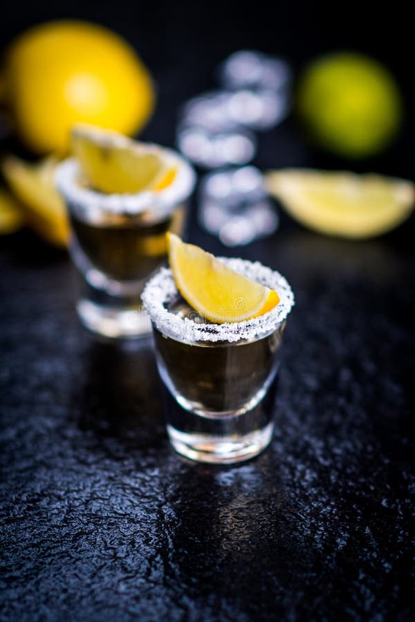 Tequila mit Zitrone stockbild. Bild von getränk, alkoholiker - 18134941