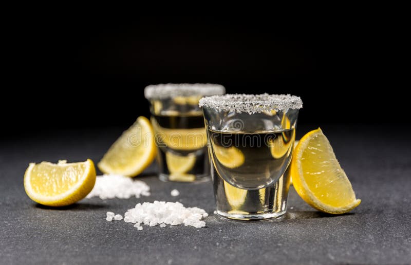 Tequila mit Zitrone stockbild. Bild von gold, partei - 90470001