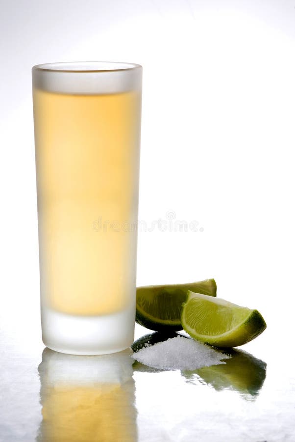 Tequila schoot één witte achtergrond royalty-vrije stock fotografie Tequila schoot één witte achtergrond royalty-vrije stock fotografie