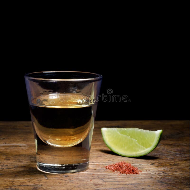 Tequila mit Zitrone stockbild. Bild von getränk, alkoholiker - 18134941