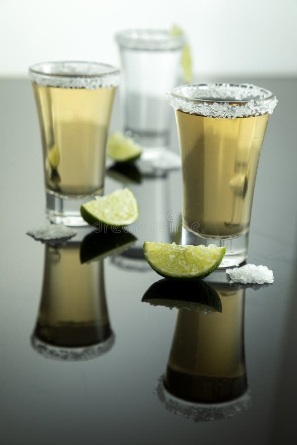 Tequila Geschossen Mit Zitrone Und Salz Stockbild - Bild von klumpen ...
