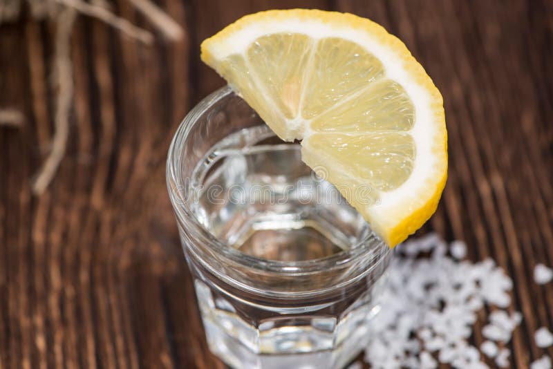 Tequila-Silber Mit Zitrone Und Salz Stockfoto - Bild von glas, studio ...