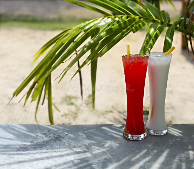 Tequila Sonnenaufgang und pina colada Cocktails unter der Palme stockfotografie Tequila Sonnenaufgang und pina colada Cocktails unter der Palme stockfotografie
