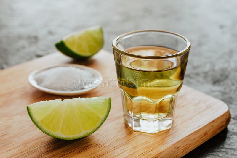 Tequila πυροβοληθε'ν, μεξικάνικα οινοπνευματώδη ισχυρά ποτά και κομμάτια του ασβέστη με το άλας στο Μεξικό στοκ εικόνες Tequila πυροβοληθε'ν, μεξικάνικα οινοπνευματώδη ισχυρά ποτά και κομμάτια του ασβέστη με το άλας στο Μεξικό στοκ εικόνες