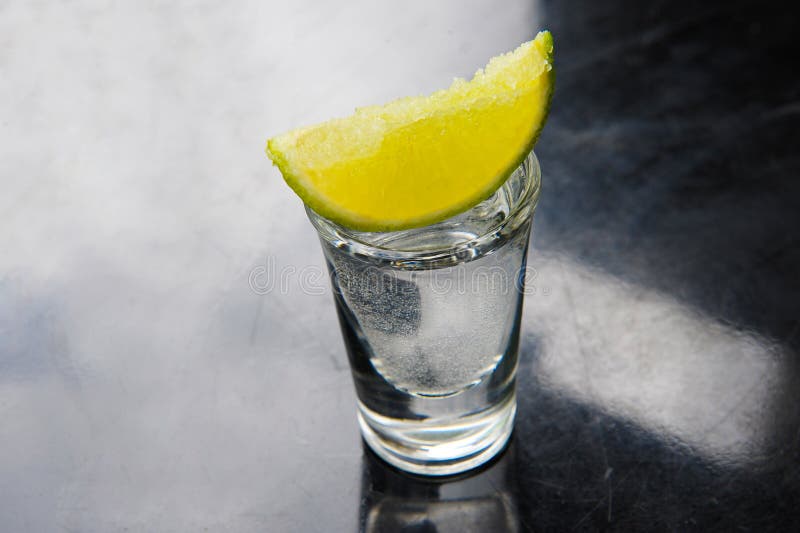 Tequila στο πυροβοληθε'ν γυαλί με τον ασβέστη στοκ φωτογραφία με δικαίωμα ελεύθερης χρήσης Tequila στο πυροβοληθε'ν γυαλί με τον ασβέστη στοκ φωτογραφία με δικαίωμα ελεύθερης χρήσης