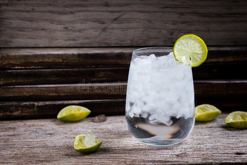 Tequila, ΤΖΙΝ, βότκα σε ένα γυαλί με τον πάγο, ασβέστης, ένας φραγμός κοκτέιλ στοκ εικόνες Tequila, ΤΖΙΝ, βότκα σε ένα γυαλί με τον πάγο, ασβέστης, ένας φραγμός κοκτέιλ στοκ εικόνες