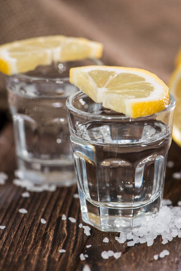 Tequila-Silber Mit Zitrone Und Salz Stockfoto - Bild von glas, studio ...