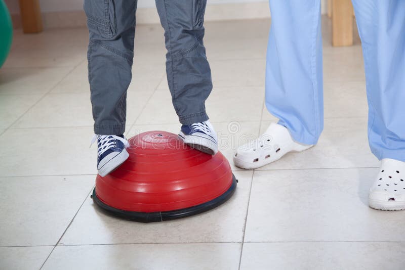 Terapeut med pojken i rehab arkivbilder Terapeut med pojken i rehab arkivbilder