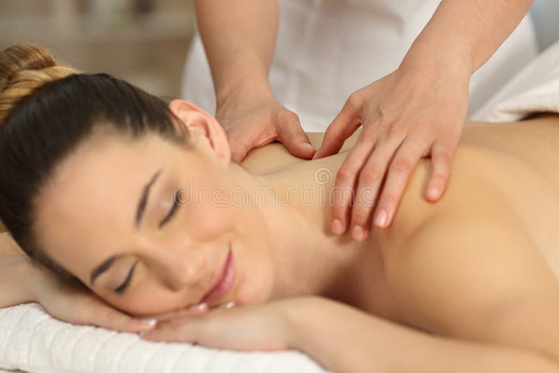 Terapeut som har en massage till en patient fotografering för bildbyråer Terapeut som har en massage till en patient fotografering för bildbyråer