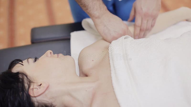 Terapeuta del masaje que hace el masaje de cuello