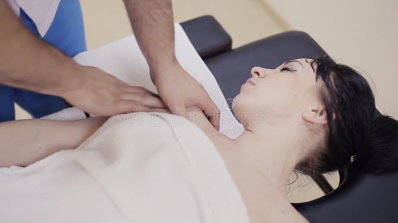 Terapeuta del masaje que hace el masaje de hombro