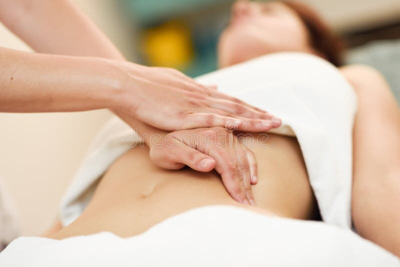 Terapeuta que aplica a press?o na barriga Mãos que fazem massagens o abdômen da mulher