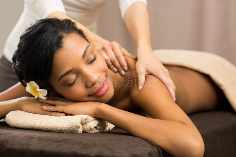 Terapeuta que faz a massagem imagens de stock Terapeuta que faz a massagem imagens de stock