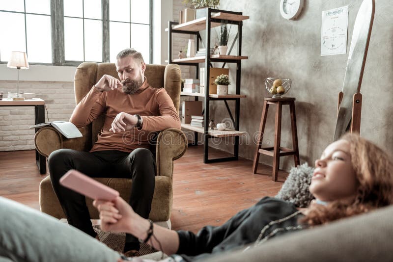 Terapeuta que tem a entrevista com o sentimento do adolescente deprimido fotos de stock Terapeuta que tem a entrevista com o sentimento do adolescente deprimido fotos de stock