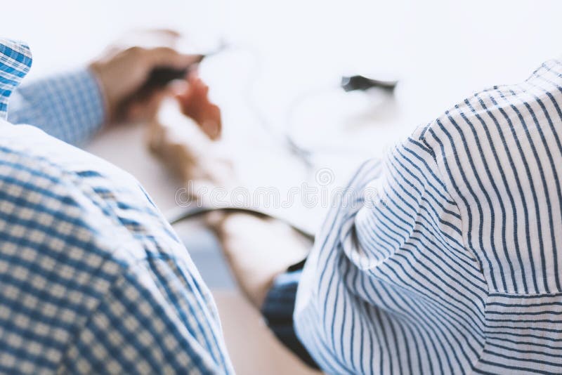 Terapeuta w b??kitnej koszula z klasycznego tonometer pomiarowym ci?nieniem krwi kobieta w domowym pokoju na bielu stole, mi?kka zdjęcie stock Terapeuta w b??kitnej koszula z klasycznego tonometer pomiarowym ci?nieniem krwi kobieta w domowym pokoju na bielu stole, mi?kka zdjęcie stock