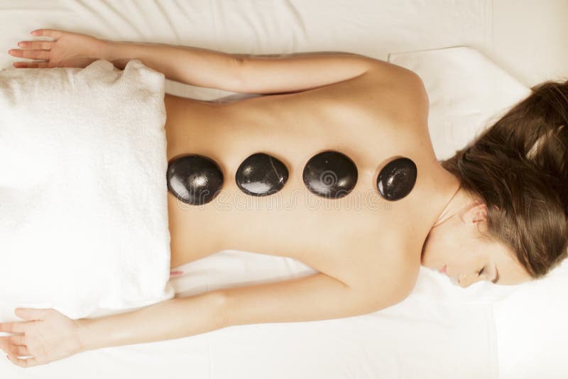 Terapia de massagem com pedras quentes fotos de stock royalty free