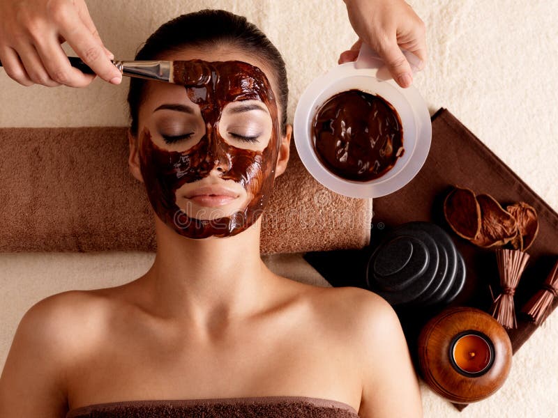 Terapia della stazione termale per la donna che riceve maschera cosmetica fotografia stock Terapia della stazione termale per la donna che riceve maschera cosmetica fotografia stock