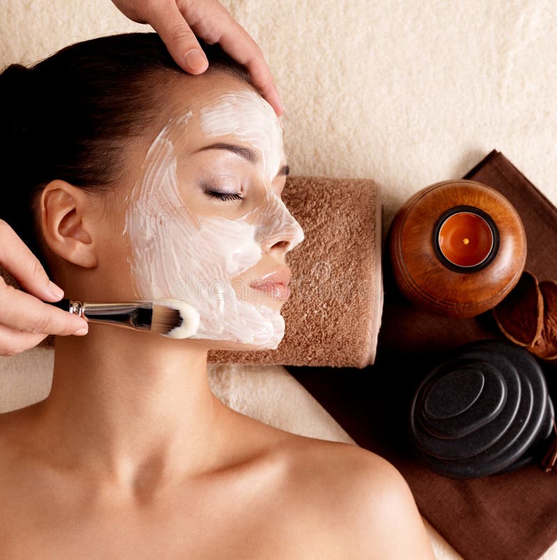 Terapia della stazione termale per la donna che riceve maschera facciale fotografia stock Terapia della stazione termale per la donna che riceve maschera facciale fotografia stock