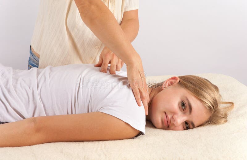Terapia do masage de Bowen de uma jovem mulher imagens de stock Terapia do masage de Bowen de uma jovem mulher imagens de stock