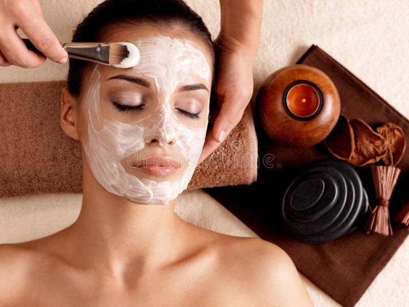 Terapia dos termas para a mulher que recebe a máscara facial