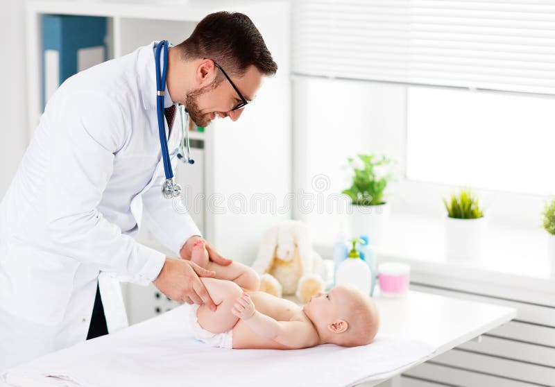 Terapista di massaggio del pediatra di medico con il bambino del bambino immagine stock Terapista di massaggio del pediatra di medico con il bambino del bambino immagine stock