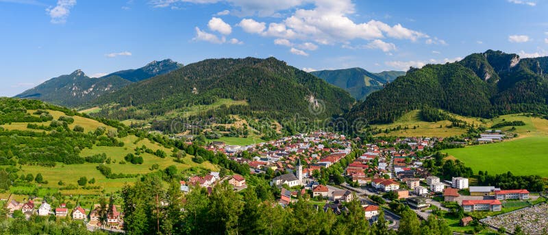 Terchová, horská panoráma Národného parku Malá Fatra s malou dedinkou v údolí. Pohľad z rozhľadne Terchovské srdce