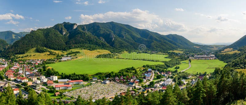 Terchová, horská panoráma Národného parku Malá Fatra s malou dedinkou v údolí. Pohľad z rozhľadne Terchovské srdce