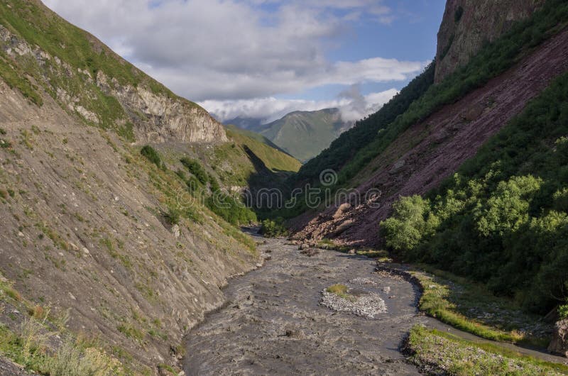 Terekrivier in Thurso-bergvallei Gebied mtskheta-Mtianeti, stock afbeeldingen Terekrivier in Thurso-bergvallei Gebied mtskheta-Mtianeti, stock afbeeldingen