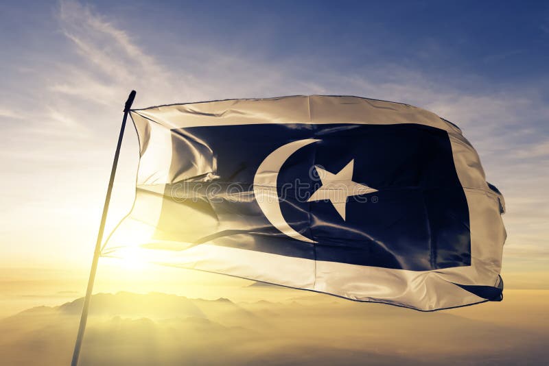 Terengganu stan Malezja flaga tkaniny tekstylny sukienny falowanie na odgórnej wschód słońca mgły mgle ilustracji Terengganu stan Malezja flaga tkaniny tekstylny sukienny falowanie na odgórnej wschód słońca mgły mgle ilustracji