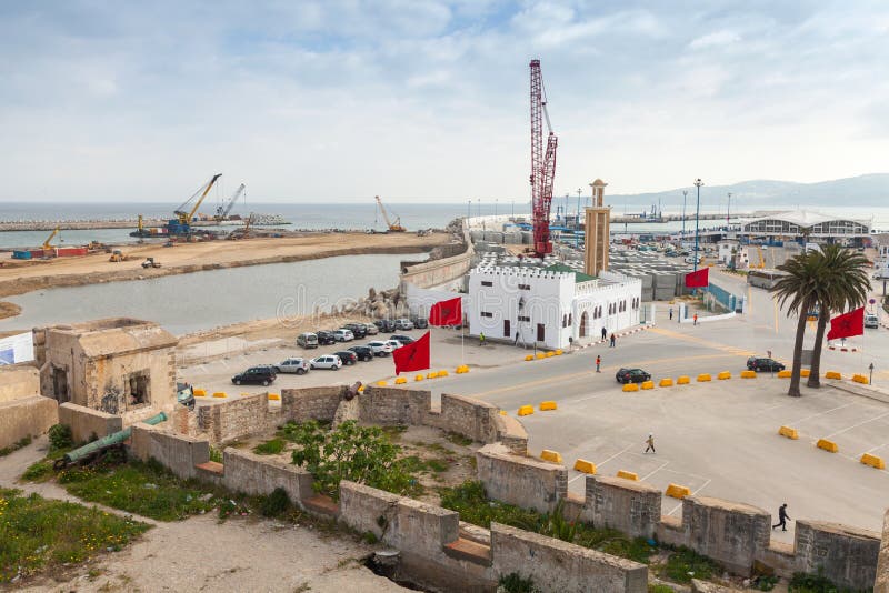Terminais de passageiro novo sob a construção no porto de Tânger, África fotografia de stock Terminais de passageiro novo sob a construção no porto de Tânger, África fotografia de stock