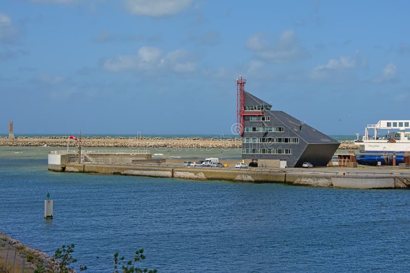 Terminal, bacini, banchine e pilastro moderni nel porto di Calais fotografie stock libere da diritti Terminal, bacini, banchine e pilastro moderni nel porto di Calais fotografie stock libere da diritti