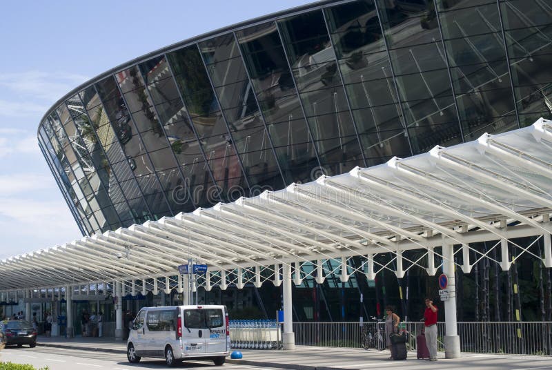 Dentro Do Terminal 4 Da Linha Aérea Do Delta No Aeroporto Internacional De  JFK Em New York Foto de Stock Editorial - Imagem de pista, colosso: 85463488