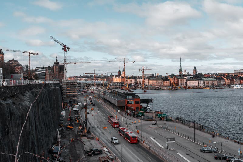 Terminal de Birka y la ciudad vieja y toda la construcción que se está encendiendo fotografía de archivo Terminal de Birka y la ciudad vieja y toda la construcción que se está encendiendo fotografía de archivo