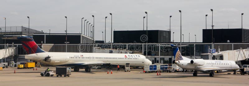 Terminal de delta à l'aéroport d'O'Hare, Chicago, IL images stock Terminal de delta à l'aéroport d'O'Hare, Chicago, IL images stock