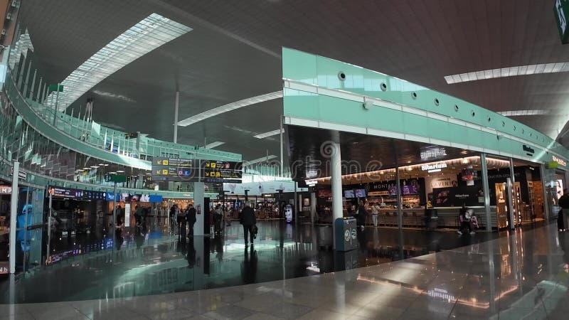 Terminal 1 de l'aéroport d'El Prat BCN à Barcelone Espagne clips vidéos