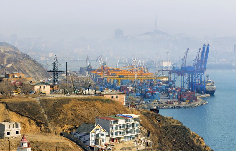 Terminal del cargo, Vladivostok, Rusia foto de archivo libre de regalías Terminal del cargo, Vladivostok, Rusia foto de archivo libre de regalías
