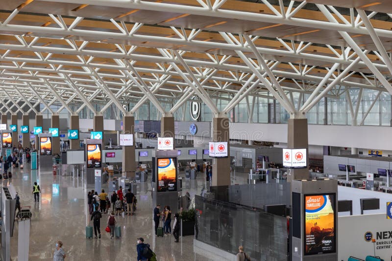 Terminal di partenza dell'aeroporto internazionale yc calgary di alberta canada con costruzione di un tetto speciale. Moderno terminal di partenza all'aeroporto internazionale di calgary. calgary è situata in alberta canada e l'aeroporto è tra i più attivi del canada. il codice aeroportuale è yyc. la costruzione del tetto è molto artistica.