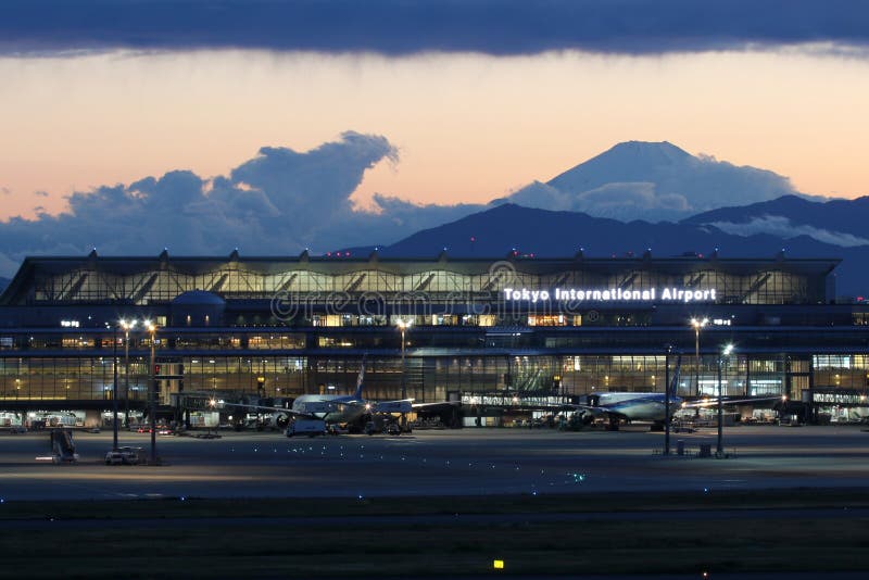 Terminal-internationaler Flughafen Tokyos Haneda lizenzfreie stockbilder Terminal-internationaler Flughafen Tokyos Haneda lizenzfreie stockbilder