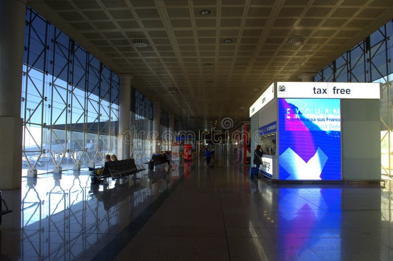 Portoni dell&#39;aeroporto fotografia stock. Immagine di costruzione - 54627772