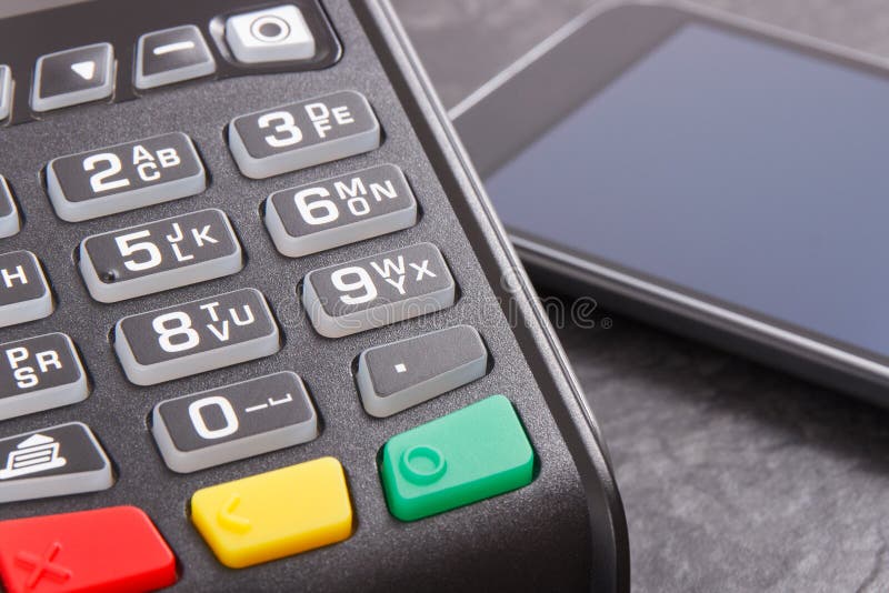 Terminale e smartphone di pagamento con tecnologia di NFC utilizzando per il pagamento cashless nei posti differenti Concetto di immagine stock Terminale e smartphone di pagamento con tecnologia di NFC utilizzando per il pagamento cashless nei posti differenti Concetto di immagine stock