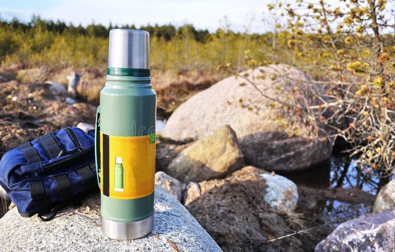 Termo para las bebidas calientes y frías con la manija Con este termo usted puede ir a caminar fotografía de archivo Termo para las bebidas calientes y frías con la manija Con este termo usted puede ir a caminar fotografía de archivo