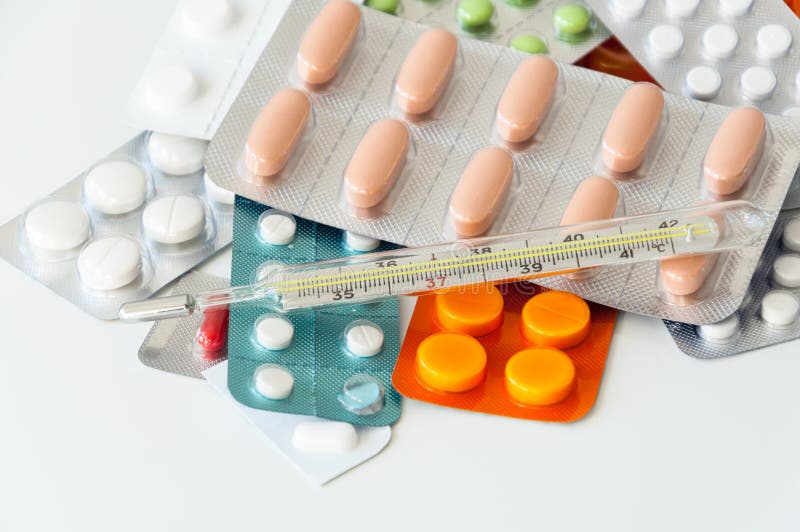 Termometer och pills arkivbilder Termometer och pills arkivbilder