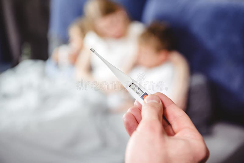 Częściowy widok elektroniczny termometr w męskiej ręce