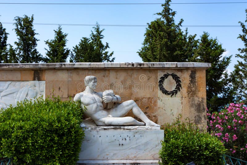 TERMOPILI, GRECIA - GIUGNO 2011: Statua antropomorfica delle montagne di Taygetus fotografia stock libera da diritti TERMOPILI, GRECIA - GIUGNO 2011: Statua antropomorfica delle montagne di Taygetus fotografia stock libera da diritti