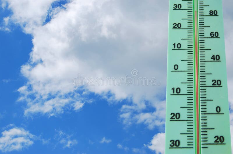 Termómetro de la calle con temperatura alta foto de archivo libre de regalías Termómetro de la calle con temperatura alta foto de archivo libre de regalías